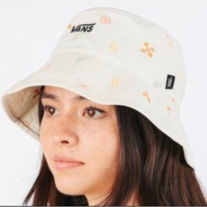 VANS LIZZIE ARMANTO BUCKET HAT IN NATURAL (UNISEX)